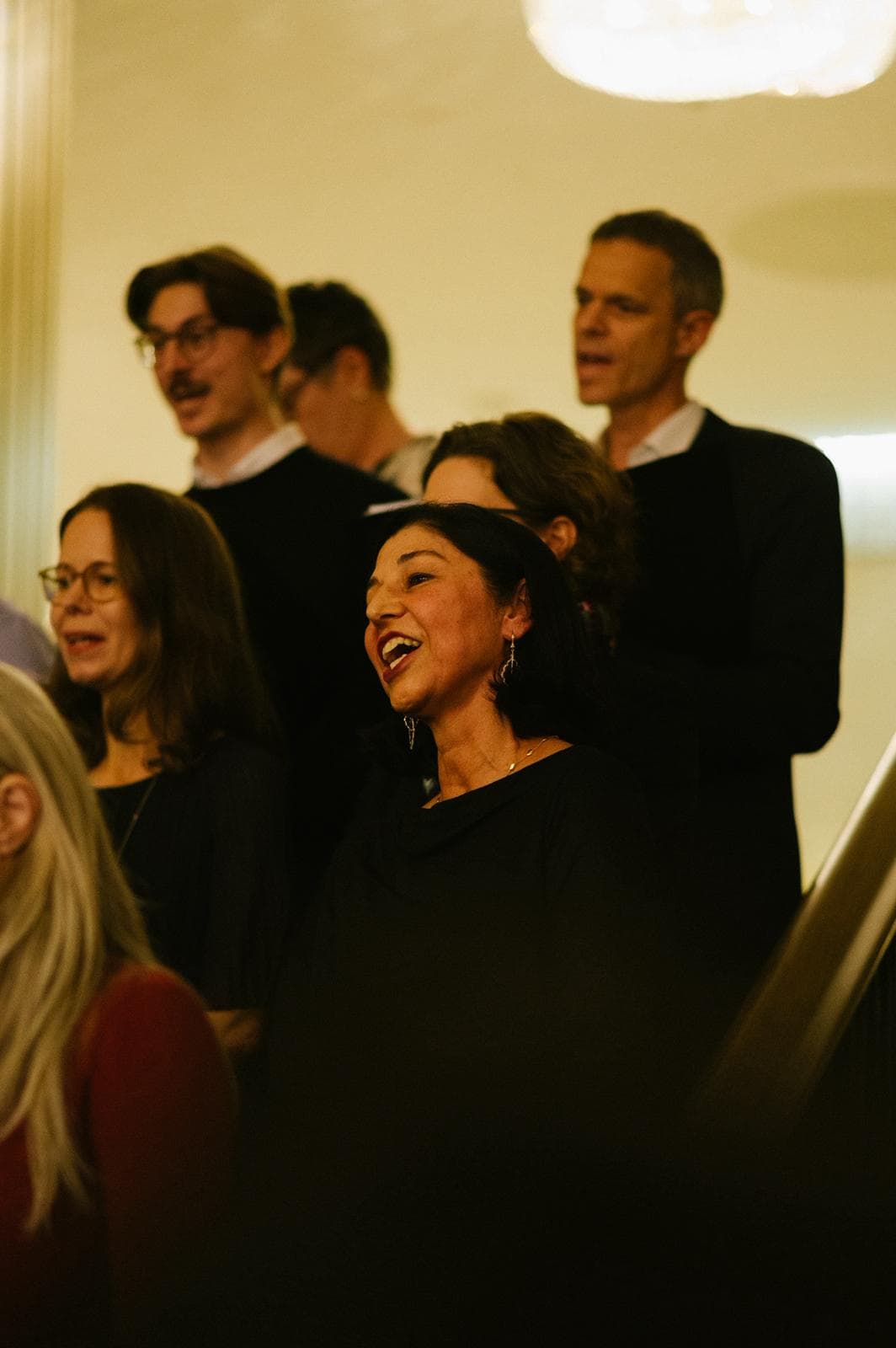 Sängerinnen und Sänger von Vibrant Voices Vienna bei einem Auftritt